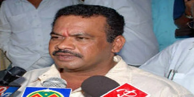Komatireddy asks CM to withdraw noticec