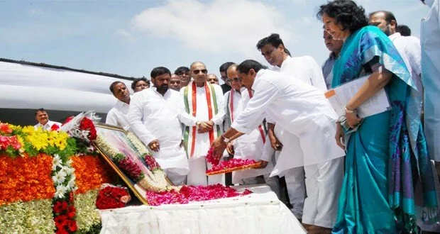 CM pays floral tributes to PV