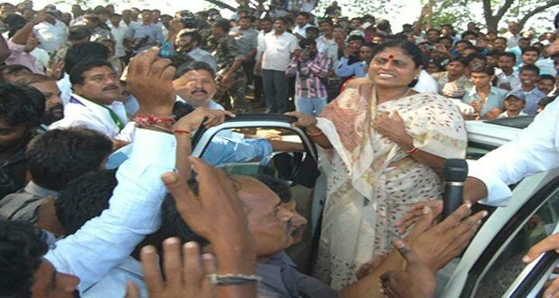 Police foil Vijayamma’s Nalgonda tour following T-protests