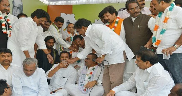 Seemandhra MPs end fast, held for taking out rally