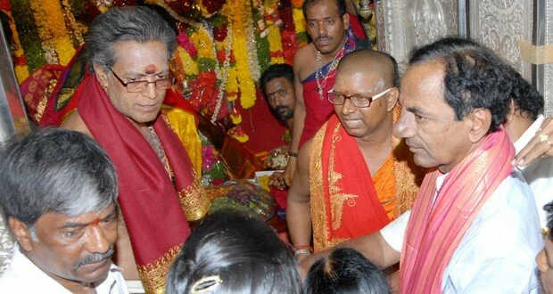 KCR offers puja at Ujjaini Mahakali temple