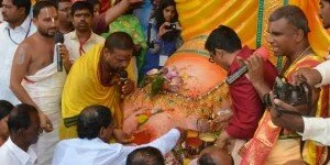 KCR offers pooja at Khairtabad Ganesh idol