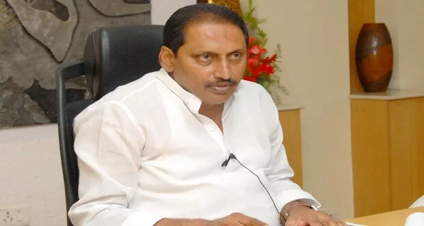 GHMC roads: CM takes officials to task