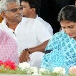 Vijayamma, Sharmila pays tributes to YSR