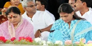 Vijayamma, Sharmila pays tributes to YSR