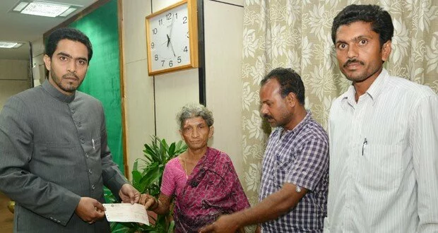 Mayor distributes ex-gratia cheque to City Light victim