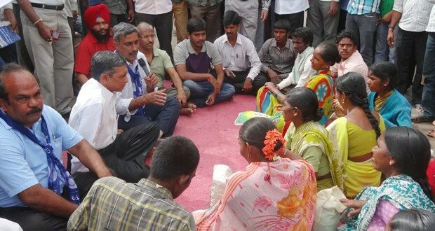 Lok Satta leaders interact with unorganized workers