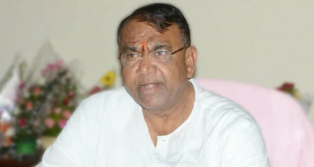 Pocharam, Harish Rao hold review meetings