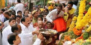 Venkaiah Naidu offers puja at Khairtabad Ganesh